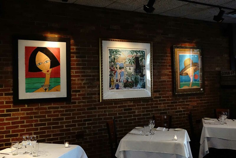 Dining room with walls decorated with paintings